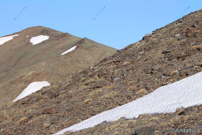 Antecima y Pico del Cuervo llegando al Collado de las Buitreras por la cuenca glaciar del río Juntillas