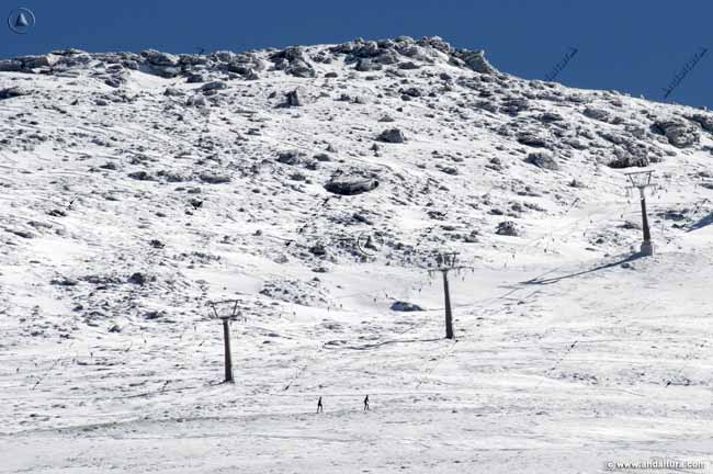 Atravesando las pistas de esquí ascendiendo al Collado de la Carihuela - Rutas de Senderismo por la Estación de Esquí Sierra Nevada