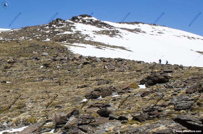 Ascendiendo al Mulhacén por el Alto del Chorrillo y la Hoya del Portillo - Rutas de Senderismo por la Alpujarra y la Alta Montaña de Sierra Nevada