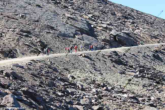 Grupo de Montañeros en una ruta guiada por Sierra Nevada hacia la cumbre del Veleta