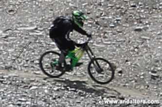 Superando fuertes desniveles en los circuitos bikepark en la Estación de Esquí Sierra Nevada