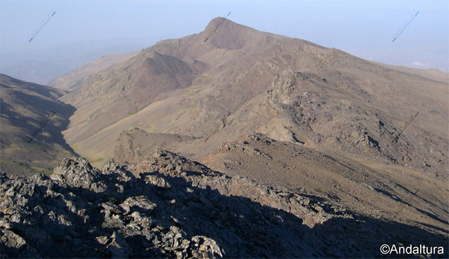 Arista de Tajos Altos y Cerro del Caballo sobre el Valle de Lanjarón