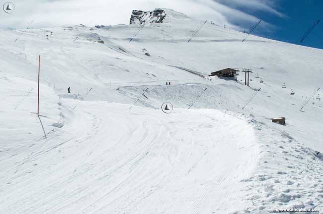 Pista de Esquí en el Área Cauchiles-Parador bajo el Telesilla Stadium en la Carretera de la Sierra, al fondo el Veleta