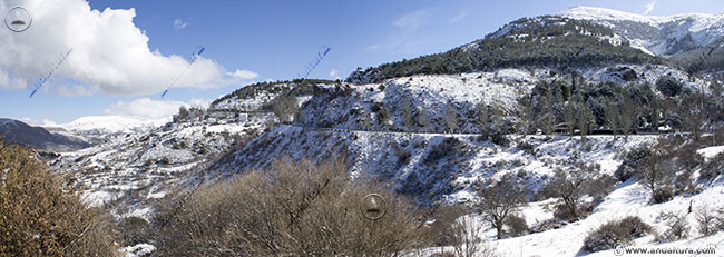 Carretera de Sierra Nevada por el Barranco de las Víboras bajo el Monte Ahí de Cara