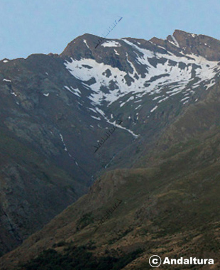 Cerro de los Machos, Campanario, Salón y Veleta cerrando el Corral del Veleta y la cuenca glaciar del río Guarnón