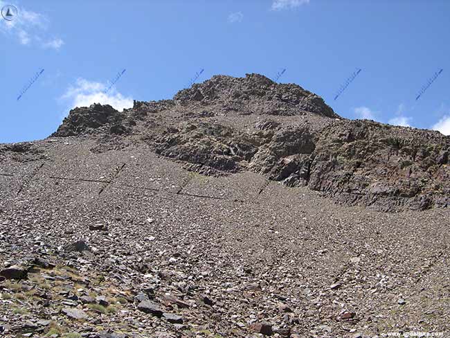Cerro del Caballo y vereda del Hoyo del Zorro desde la Laguna del Lavadero de la Reina en el Valle de Lanjarón