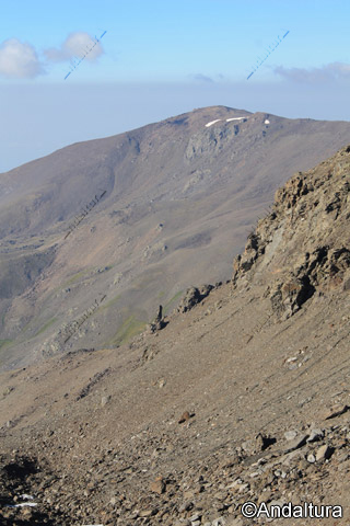 Vertiente sur del Cerro del Nevero y Pico del Tajo de los Machos al fondo