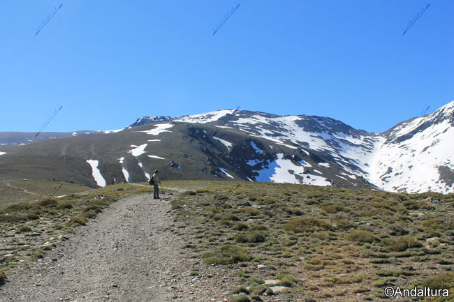 Ruta a los Tresmiles nororientales de Sierra Nevada: Tajos Negros de Cobatillas, Puntal de los Cuartos, Pico del Cuervo y Collado de las Buitreras