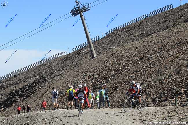 Grupo de Senderistas y usuarios de BTT en la Estación de Esquí Sierra Nevada en el cruce de pista hacia el Veleta o el Collado de la Carihuela