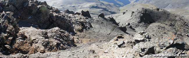 Descenso al Cerro del Nevero desde la Integral de Sierra Nevada tras recorrer la arista de los Tajos del Nevero