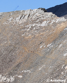 Montañeros descendiendo hacia el Refugio-vivac de la Caldera