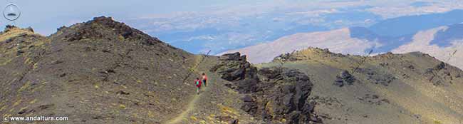 Senderos y rutas de senderismo en la Estación de Esquí Sierra Nevada - Descenso del Veleta hacia la Hoya de la Mora