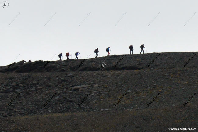 Grupo de Montañeros en la ascensión al Veleta en la Estación de Esquí Sierra Nevada