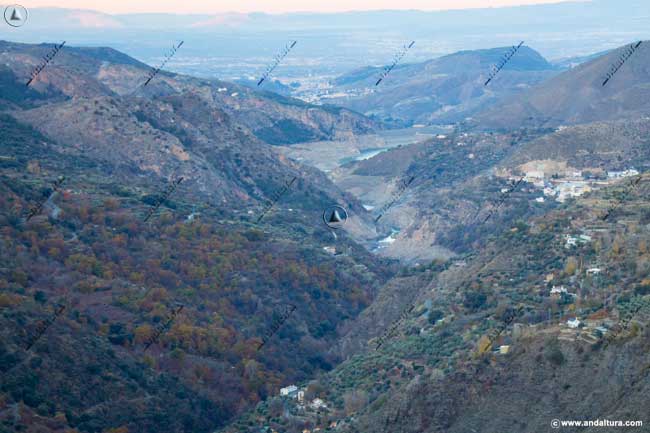 Castañar, Pantano de Canales prácticamente seco y la localidad de Güéjar-Sierra en el Valle del Genil, al fondo la Vega de Granada