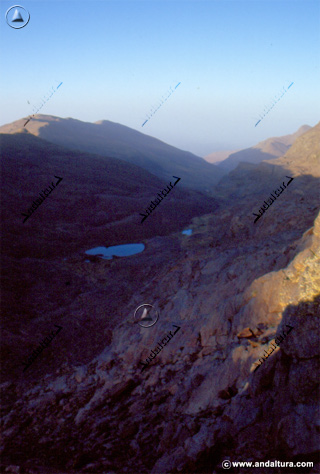 Amaneciendo en el Valle de Lanjaron, con la Laguna y lagunillo en primer plano, al fondo el Pico del Tajo de los Machos y Cerrillo Redondo