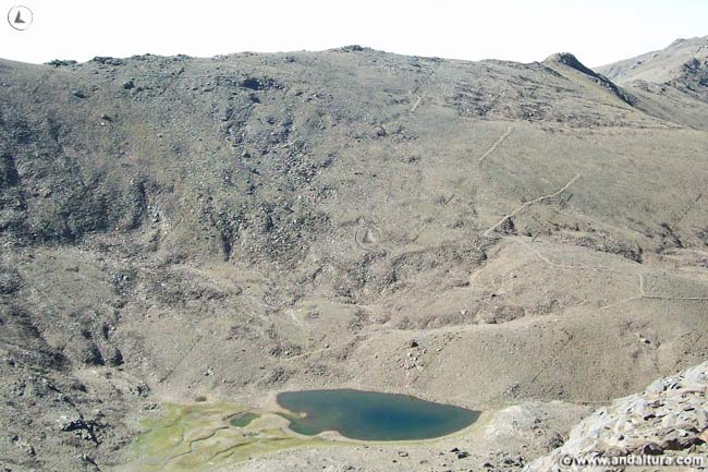Laguna de Lanjarón, Loma de Cuerda Alta, y Vereda Corta, desde el Refugio Elorrieta al Refugio del Caballo
