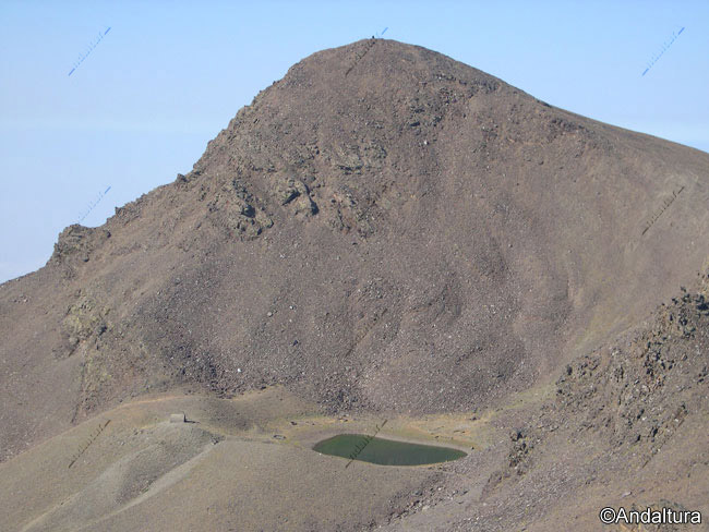 Laguna y Refugio del Caballo a los pies del Cerro del Caballo