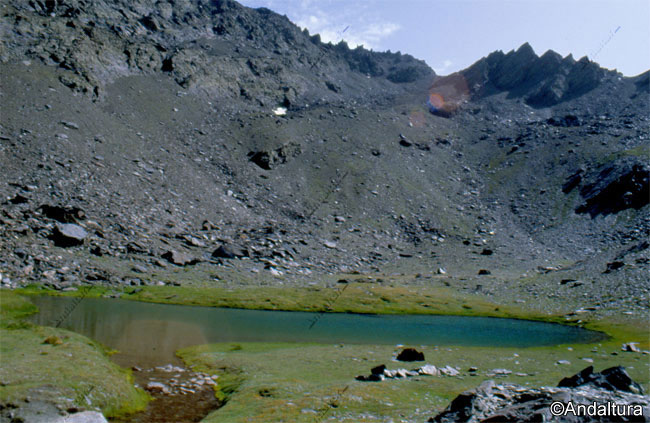 Desagüe de Laguna de la Gabata y vereda de salida de la cuenca glaciar hacia el Mirador de Ferrer y los Crestones de río Seco