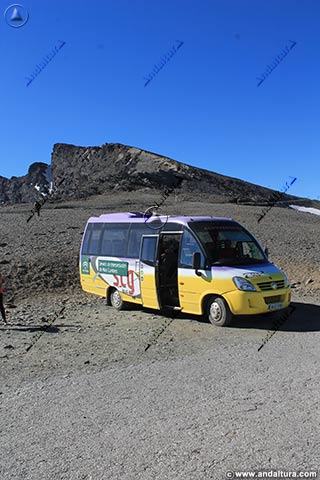 Microbuses de las Lanzaderas del Servicio de Interpretación de Altas Cumbres de Sierra Nevada -SIAC- vertiente sur: Estación de Esquí Sierra Nevada-Veleta