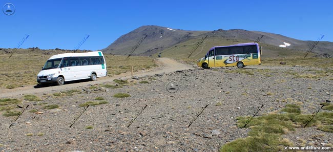 Microbuses de las Lanzaderas del Servicio de Interpretación de Altas Cumbres de Sierra Nevada -SIAC- vertiente sur: Capileira- Mulhacén