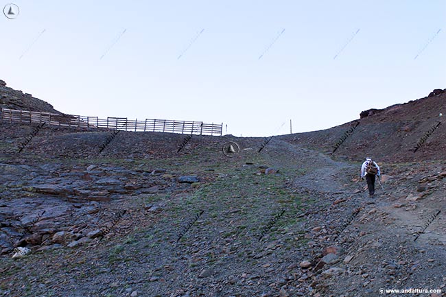 Últimos metros para alcanzar el Collado de la Laguna para cambiar del Valle de Monachil al Valle de Dílar - Rutas de Senderismo por Sierra Nevada