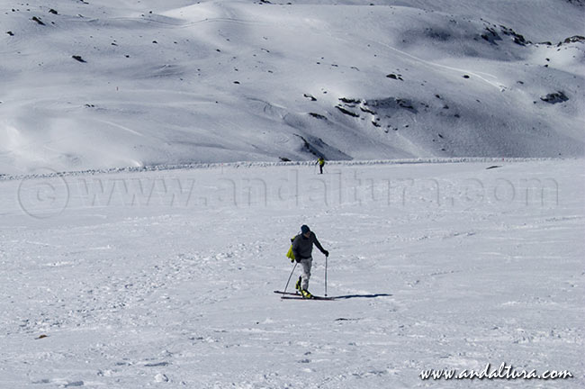 Ascendiendo al Veleta en Esquí de Travesia