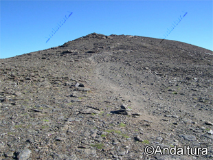 Vereda y últimos metros de la ascensión al Mulhacén por su vertiente sur desde el Alto del Chorrillo