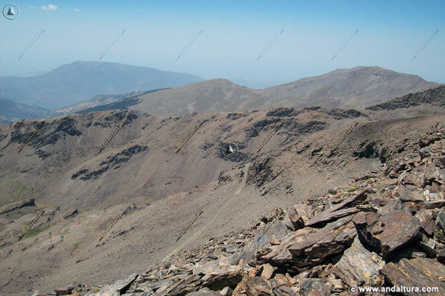 Loma Púa, detrás el Pico del Tajo de los Machos sobre el Pico de las Alegas y al fondo la Sierra de Lújar y el mar Mediterráneo