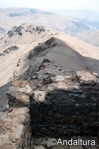 Ruinas en el Puntal de Loma Púa, Loma y Pico del Sabinar