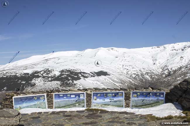 Paneles informativos en uno de los Miradores de Puerto Molina, en la Loma del Mulhacén