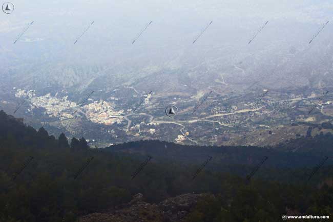 Monachil y carretera al Alto de Monachil y la Estación de Esquí Sierra Nevada, lloviznado en una ruta de Senderismo por el Cerro de Huenes