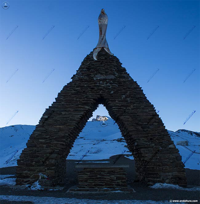 Monumento de la Virgen de las Nieves, en la Hoya de la Mora, Estación de Esquí Sierra Nevada, y primeras luces en el Veleta