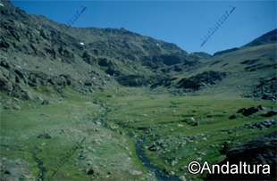 Peñón Colorao en el Valle de Lanjarón, al fondo el Tozal del Cartujo