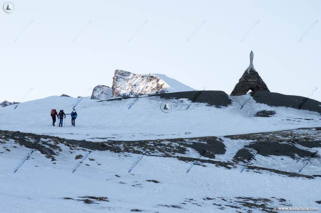 Primeras rampas en la ascensión invernal al Veleta por el Monumento a la Virgen de las Nieves