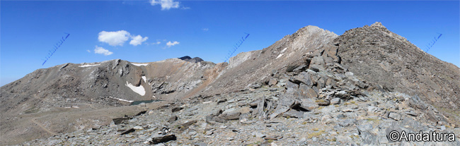 Antecima y Puntal de la Caldera desde la ruta para ascenderlo desde el Collado del Ciervo o del Mulhacén