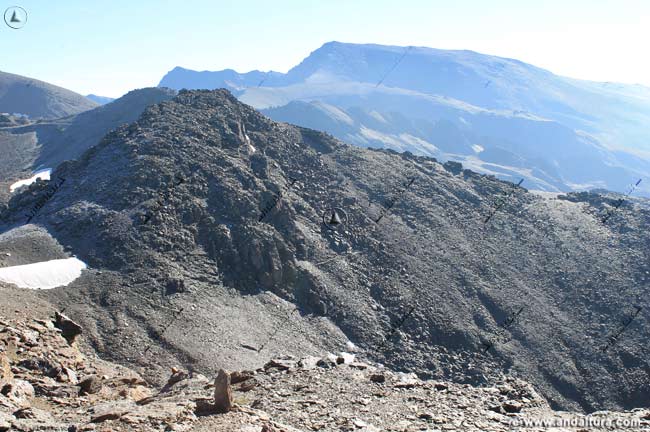 Antecima y Puntal de Loma Púa, sobre el Collado de la Carihuela, al fondo el Mulhacén delante de la Alcazaba de Sierra Nevada