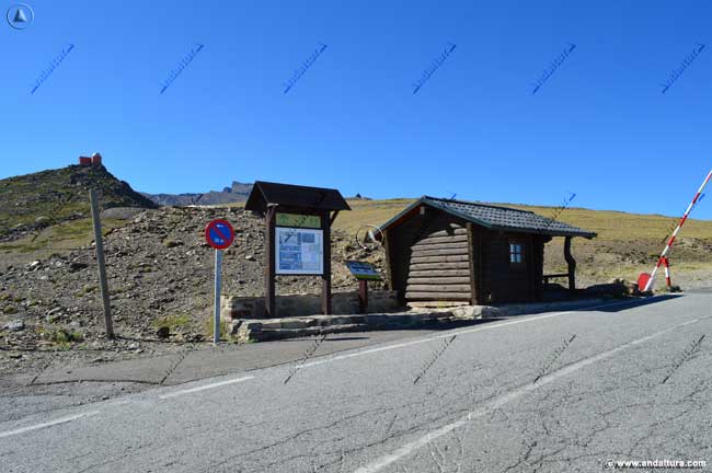 Antiguo Punto de Control de accesos a vehículos autorizados y panel informativo en la Hoya de la Mora - Estación de Esquí Sierra Nevada