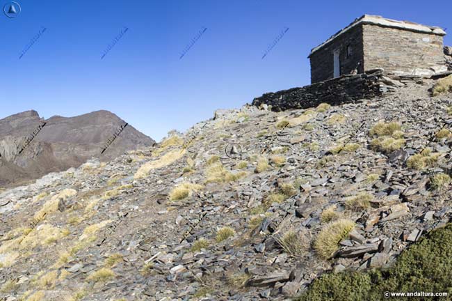 Refugio Villavientos - Casa Forestal de Loma Pelá, al fondo el Cerro de los Machos y el Veleta