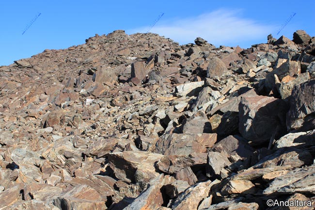 Atravesando un roquedal en la ascensión al Puntal de Vacares - Integral de Sierra Nevada