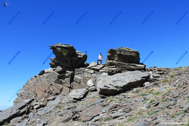 Rocas en la cima del Tozal del Cartujo - Rutas de Senderismo por la Alta Montaña de Sierra Nevada