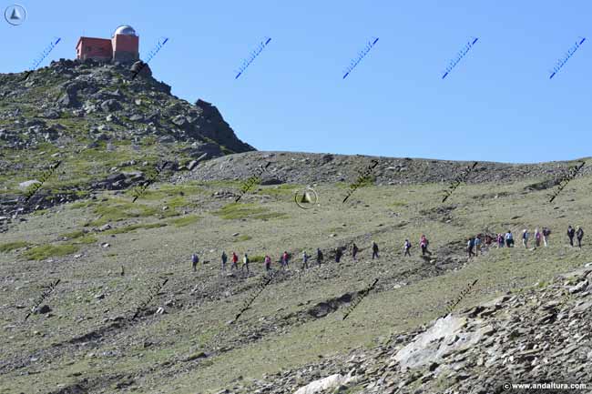 Ruta de Senderismo guiada por Sierra Nevada - Grupo de Montañeros adentrándose en el Barranco de San Juan desde la Hoya de la Mora bajo el Mojón del Trigo