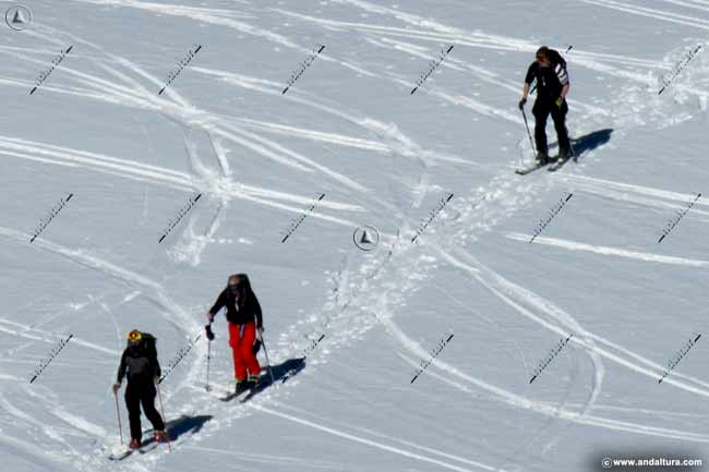 Ruta de Esquí de Travesía organizada en la Estación de Esquí Sierra Nevada por el Barranco de San Juan