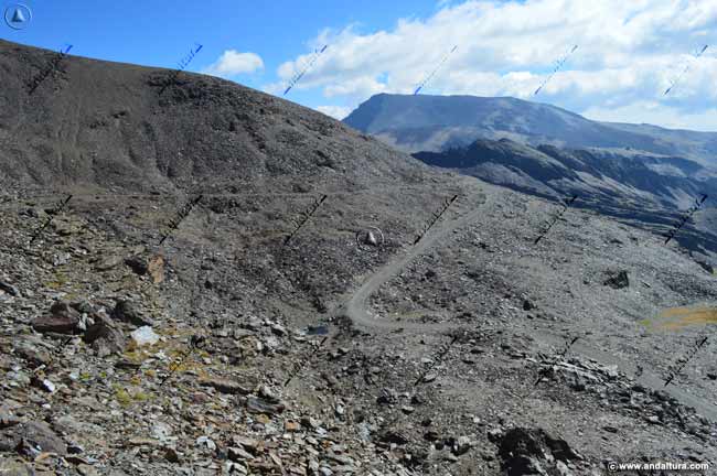 Salida del Paso de los Guías tras bordear el Cerro de los Machos para salir a la pista antes del Paso de los Machos, al fondo el Mulhacén