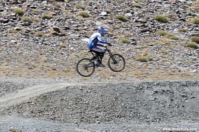 Salto en MTB en los Circuitos de la Estación de Esquí Sierra Nevada