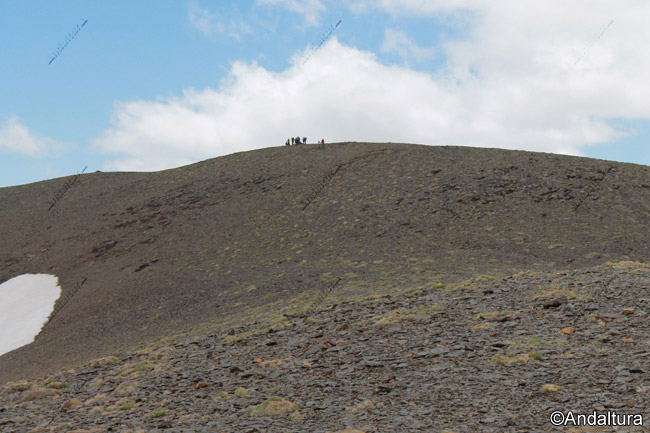Montañeros en el Puntal de Juntillas - Rutas organizadas de Alta Montaña por los Tresmiles de Sierra Nevada