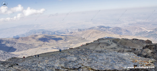 Senderistas ascendiendo y descendiendo del Veleta hacia la Estación de Esquí Sierra Nevada - Ruta de Senderismo al Veleta desde la Hoya de la Mora
