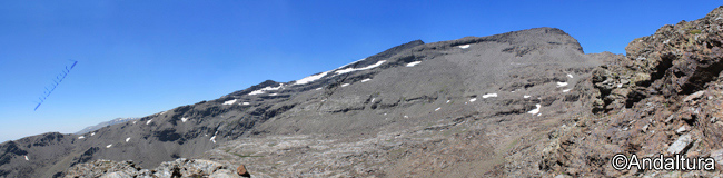 Vertiente sur del Cerro de los Machos, al fondo el Veleta