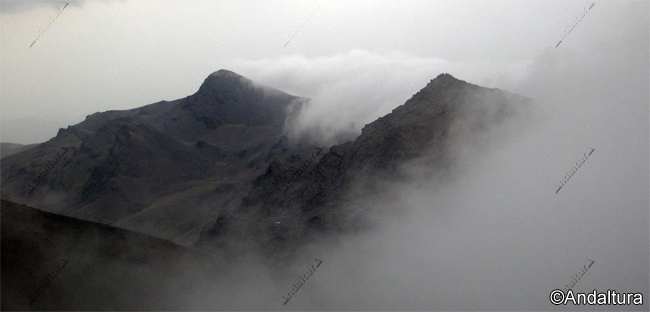 Tajos Altos entre nubes y Cerro del Caballo