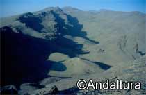 Tresmiles suroccidentales: Tajos Altos, Tozal del Cartujo y Loma de Cuerda Alta flanqueando el Valle de Lanjarón desde el Cerro del Caballo