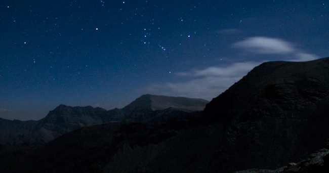 Astronomía con los Colosos de Sierra Nevada, la Alcazaba y el Mulhacén, en primer plano el Cerro de los Machos